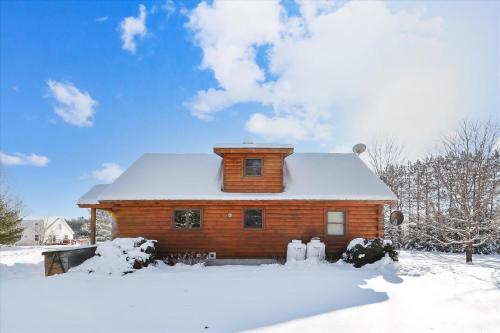 Aspen's Run: 3 br log cabin, wood stove, deck, firepit, window a/c by Stowe Country Homes semasa musim sejuk