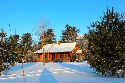 Aspen's Run: 3 br log cabin, wood stove, deck, firepit, window a/c by Stowe Country Homes semasa musim sejuk