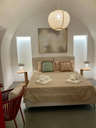 a bedroom with a bed with two towels on it at casetta del vento e casetta delle volte in Copertino