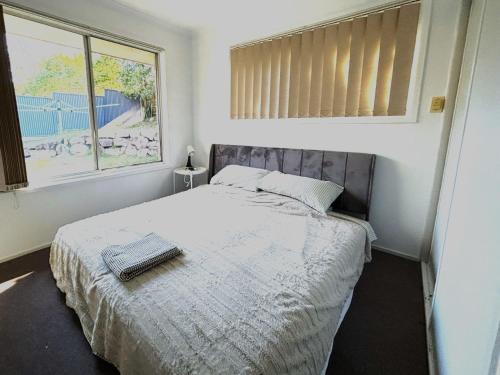 Postel nebo postele na pokoji v ubytování The Little Escape-Walk to Mall, Quick City Access, Golf & Sports Nearby