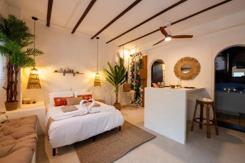 Ένα ή περισσότερα κρεβάτια σε δωμάτιο στο La Suite Balinaise avec Balnéo privative