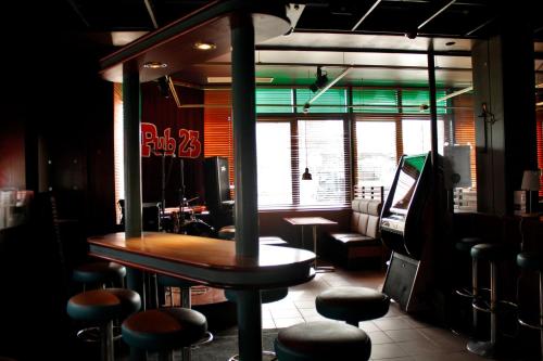 Un bar con una mesa y taburetes en una habitación. en Hotel Turistihovi, en Kouvola