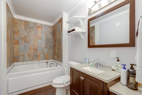 Ένα μπάνιο στο Ideal for Reunions and Retreats Brooks Getaway!