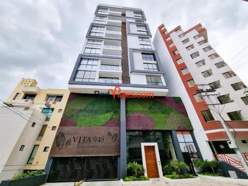 wysoki budynek mieszkalny z zieloną ścianą w obiekcie Apartamento con piscina en el rodadero Eificio VITA w mieście Rodadero