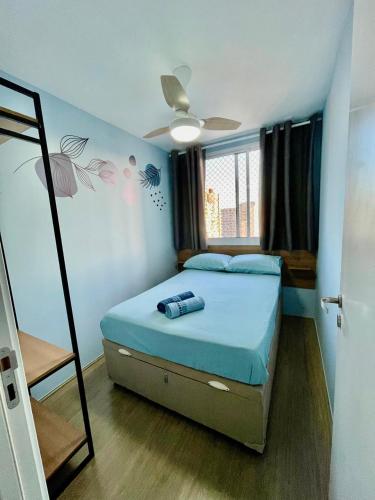a bedroom with a bed and a ceiling fan at Ap16 - Com 2 quartos, na rua do metrô Brás in São Paulo
