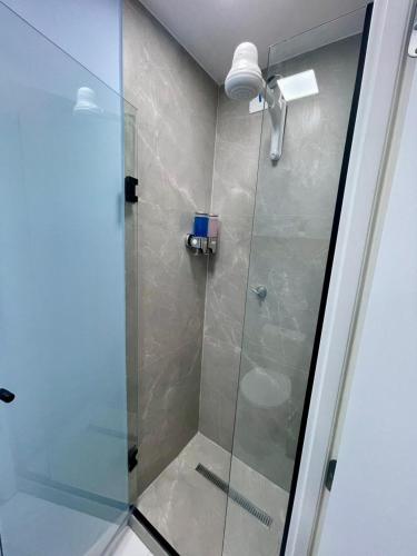 a shower with a glass door in a bathroom at Ap16 - Com 2 quartos, na rua do metrô Brás in São Paulo