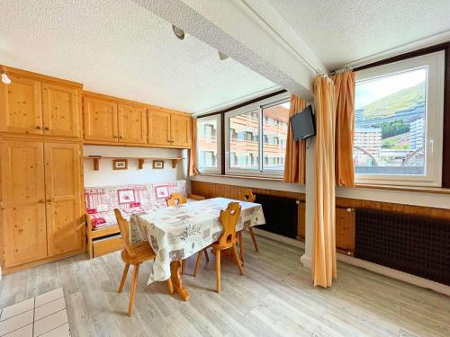 d'une salle à manger avec une table et quelques fenêtres. dans l'établissement Résidence Beaufortain - Studio pour 4 personnes avec vue sur la Croisette MAE-5024, aux Menuires