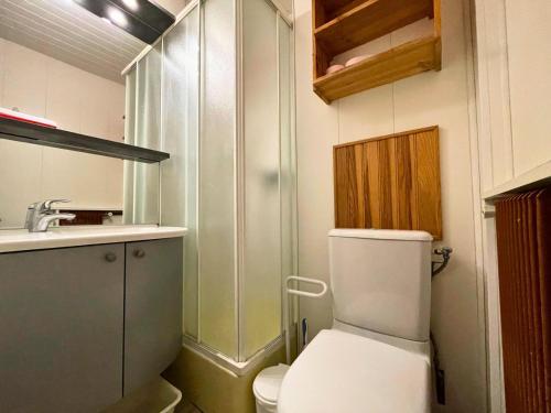 une petite salle de bain avec toilettes et lavabo dans l'établissement Résidence Beaufortain - Studio pour 4 personnes avec vue sur la Croisette MAE-5024, aux Menuires