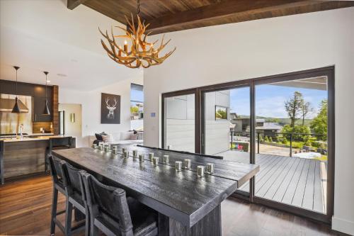 une cuisine et une salle à manger avec une grande table et des chaises dans l'établissement Natures Way: 4 br, fireplace, a/c, hot tub, community summer pool, garage, à Stowe Fork