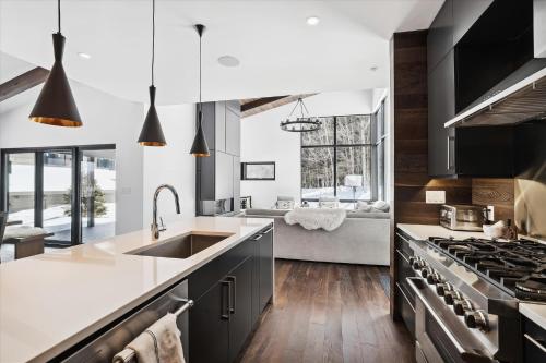 Η κουζίνα ή μικρή κουζίνα στο Wildebrook: 4 br, fireplace, a/c, hot tub, community summer pool