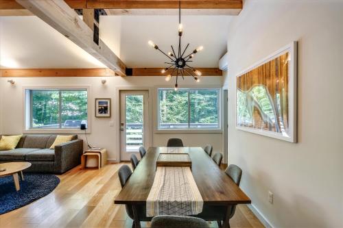 Χώρος καθιστικού στο Tollhouse 10C: 3 br, ski-in/ski-out, woodstove, free ski shuttle, a/c, summer pool
