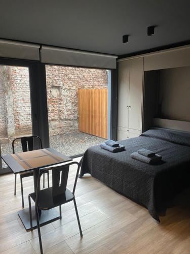 a bedroom with a bed and a table and chair at Edificio Pantera - monoambiente 6 in San Martín de los Andes