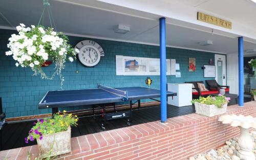 a blue ping pong table on a patio at The Janmere Motel in Hampton