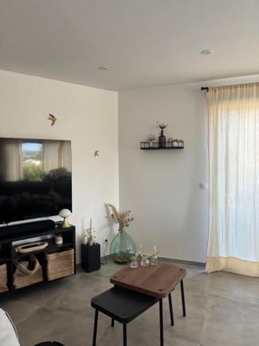 - un salon avec une table basse et un piano dans l'établissement Villa DIMA - mer montagne piscine climatisation barbecue pétanque, à Calenzana