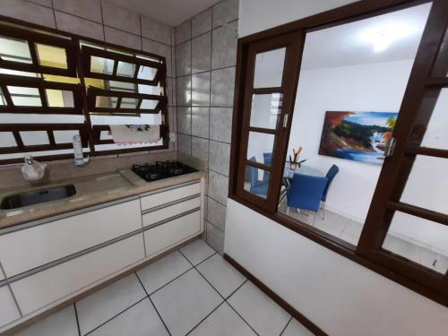 un bagno con lavandino e finestra di Refúgio Souza a Florianópolis