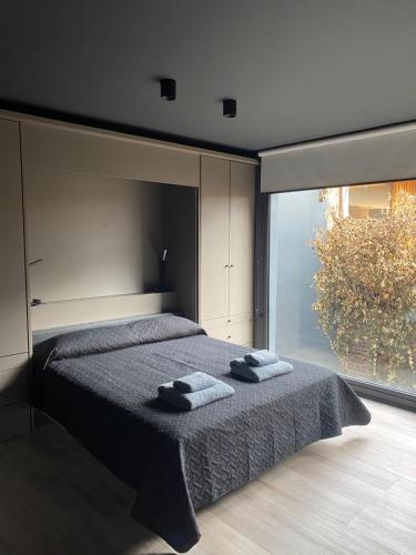 sypialnia z łóżkiem i dwoma ręcznikami na nim w obiekcie Edificio Pantera - monoambiente 13 w mieście San Martín de los Andes