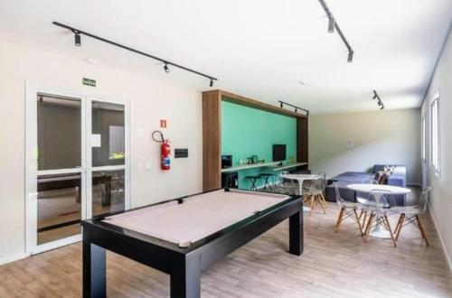 a room with a ping pong table and a room with at Ap16 Compras e Lazer, na rua do metrô Brás SP in Sao Paulo