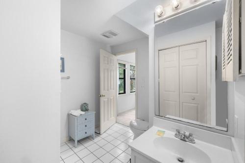 een witte badkamer met een wastafel en een spiegel bij Oyster Catcher Oasis 3BR Villa Roof Top Balcony in Pawleys Island