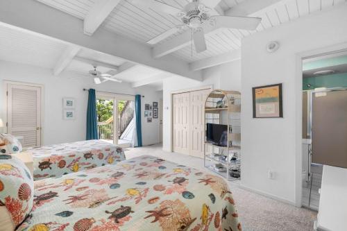 een slaapkamer met twee bedden en een flatscreen-tv bij Oyster Catcher Oasis 3BR Villa Roof Top Balcony in Pawleys Island