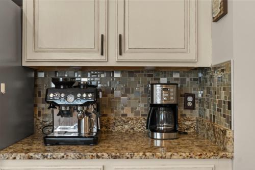 a kitchen counter with a coffeemaker and a coffee maker at Family friendly single house Close to Washington DC in Woodbridge