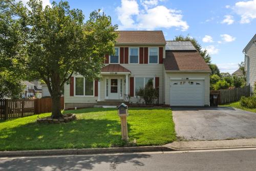 a house with a parking meter in the yard at Family friendly single house Close to Washington DC in Woodbridge
