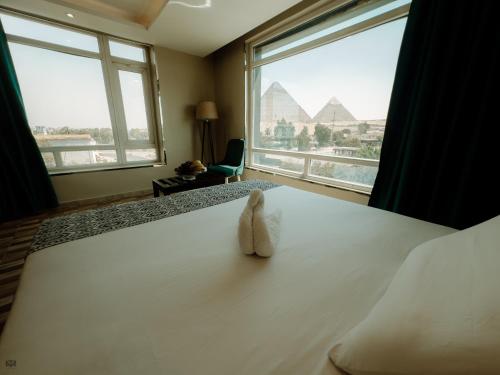 Cama o camas de una habitación en Turquoise Pyramids & Grand Egyptian museum view Hotel