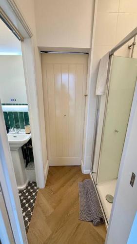 a bathroom with a sink and a mirror at Cosy 1 Bed Boutique City Stay in Wolverhampton