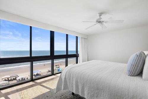 Voodi või voodid majutusasutuse 3 Bdrm 2.5 Bath Oceanfront Condo toas