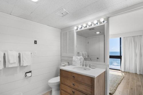 Vannituba majutusasutuses 3 Bdrm 2.5 Bath Oceanfront Condo