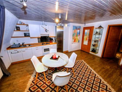 Η κουζίνα ή μικρή κουζίνα στο Elegante Ferienwohnung mit Außenpool Schwarzwald