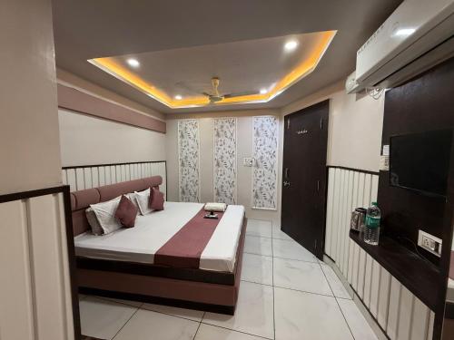 Una cama o camas en una habitación de Hotel Shree Krishna Palace