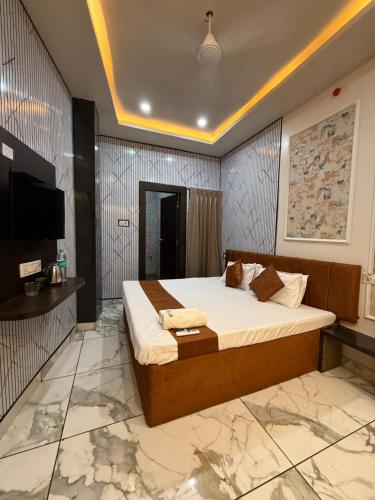 Una cama o camas en una habitación de Hotel Shree Krishna Palace
