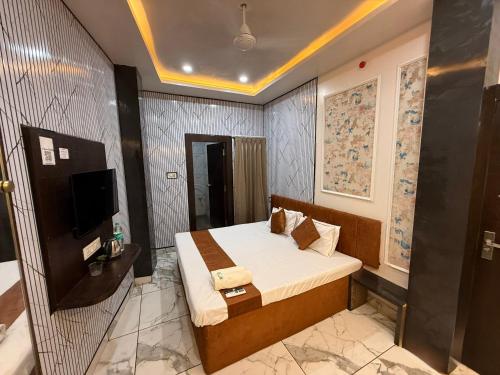 Una cama o camas en una habitación de Hotel Shree Krishna Palace