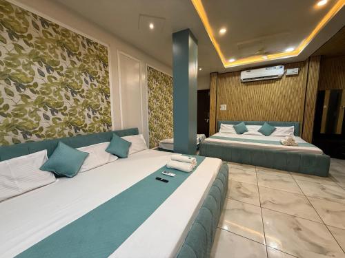 Una cama o camas en una habitación de Hotel Shree Krishna Palace