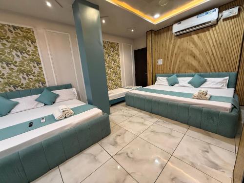 Una cama o camas en una habitación de Hotel Shree Krishna Palace