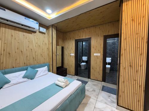 Una cama o camas en una habitación de Hotel Shree Krishna Palace