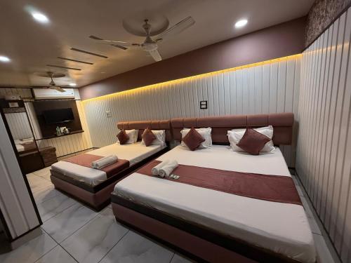 Una cama o camas en una habitación de Hotel Shree Krishna Palace