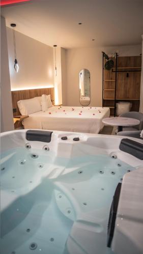 a bath tub in a room with a bed at Villas Del Acebuche in Córdoba
