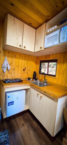a kitchen with a sink and a counter top at ANC MONTANHA - 8min do capivari in Campos do Jordão