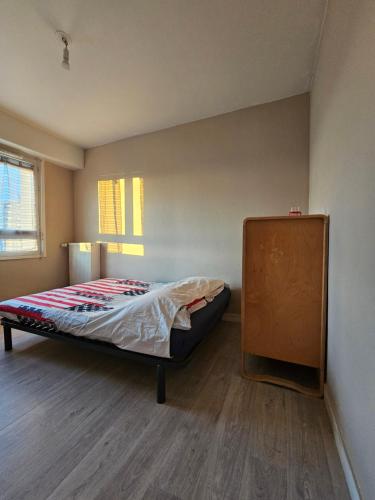 Ένα ή περισσότερα κρεβάτια σε δωμάτιο στο Chambre dans mon appartement, salle de bain, WC, cuisine, sont à partager avec 3 personnes