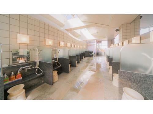 ShōbaraにあるOuka no sato La-Foret Shobara - Vacation STAY 67403vのバスルーム(洗面台、トイレ付)