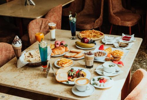 Comida en o cerca de este hotel