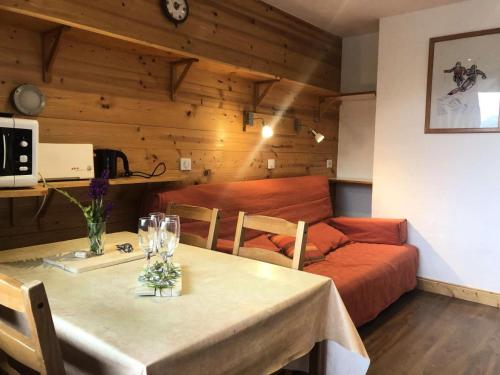 a living room with a table and a couch at Résidence Portail - Le Portail 20 - Studio rénové pour 2 personnes, classé 2 étoiles MAE-8453 in Valmorel