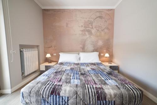 Un dormitorio con una cama grande con dos mesitas de noche. en VaticanRhome II, en Roma