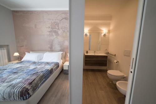 1 dormitorio con cama, aseo y lavamanos en VaticanRhome II, en Roma