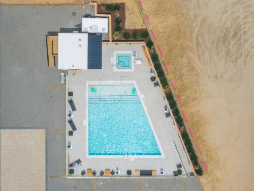Kolam renang di atau dekat dengan Sunset Over the Dunes Oceanfront Luxury Escape
