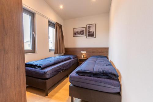 una camera da letto con due letti in una stanza di Cozy beach cottage Enkhuizen near the lake a Enkhuizen
