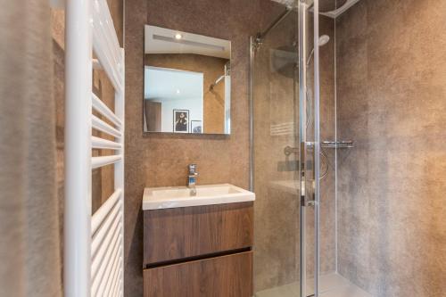 un bagno con lavandino e doccia di Cozy beach cottage Enkhuizen near the lake a Enkhuizen