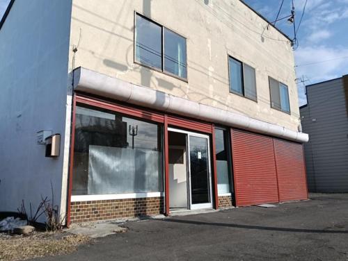 富良野市にあるOkufurano Lupine - Vacation STAY 19136の赤いドアと建物のある店先