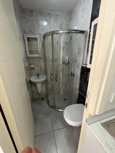 ein Badezimmer mit Dusche, Toilette und Waschbecken in der Unterkunft Şişli Suites - Room31 in Istanbul